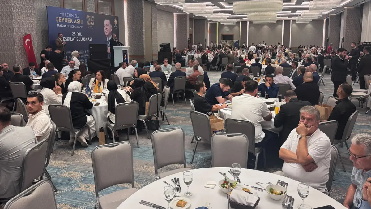Trabzon’da AK Parti’den gövde gösterisi  “25 yıldır iktidarda kalmak her babayiğidin harcı değil”