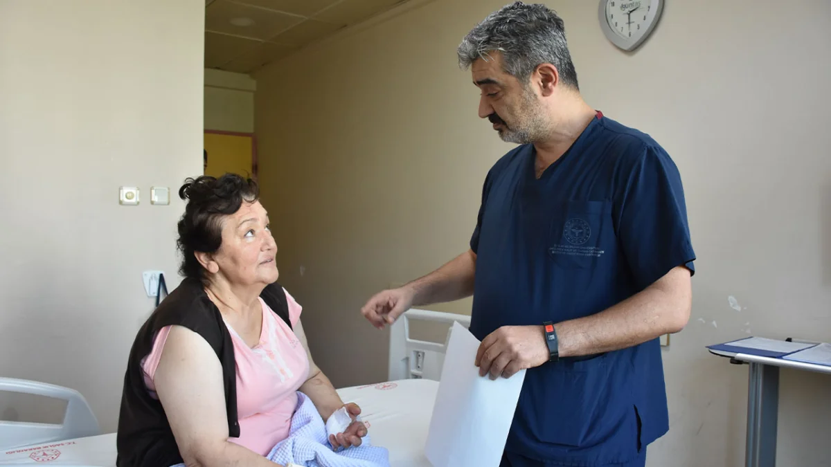 Trabzon’da bir ilk: Şah damarına el bileğinden stent takıldı