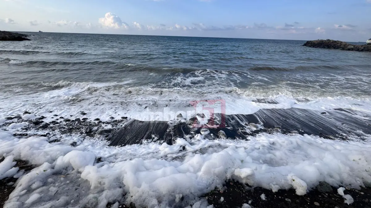 Trabzon’da deniz kıyısında tedirgin eden görüntüler! Kıyı şeridi beyaza büründü