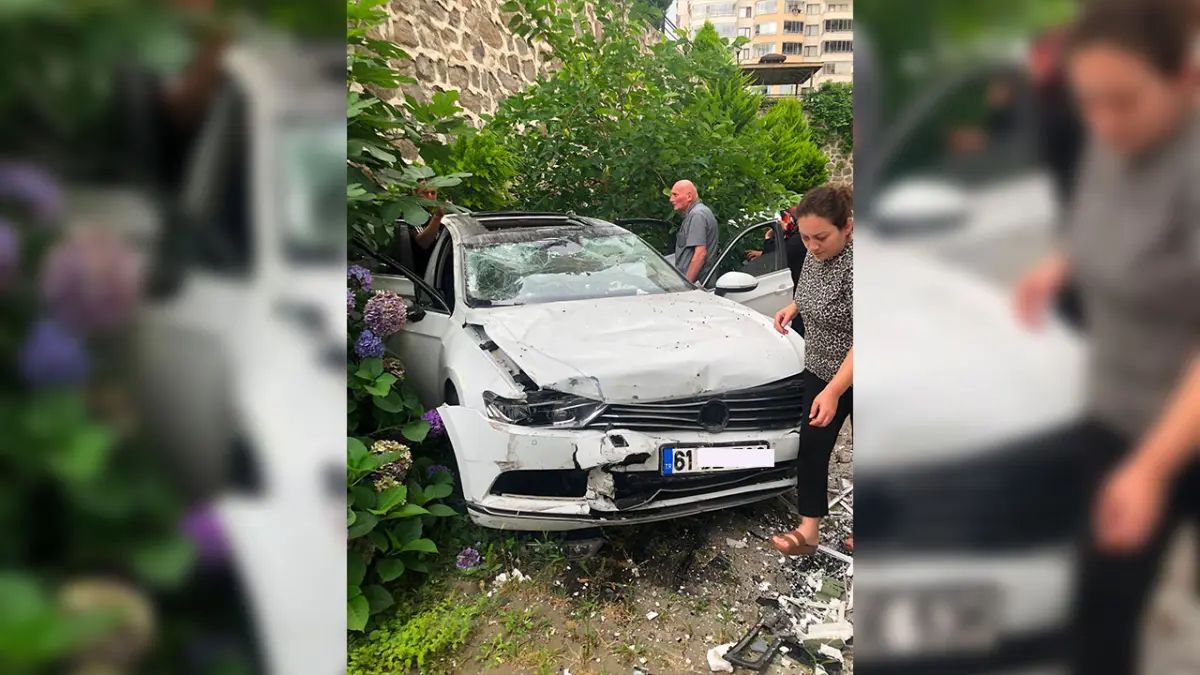 Trabzon’da fren yerine gaza bastı, otomobil site bahçesine uçtu
