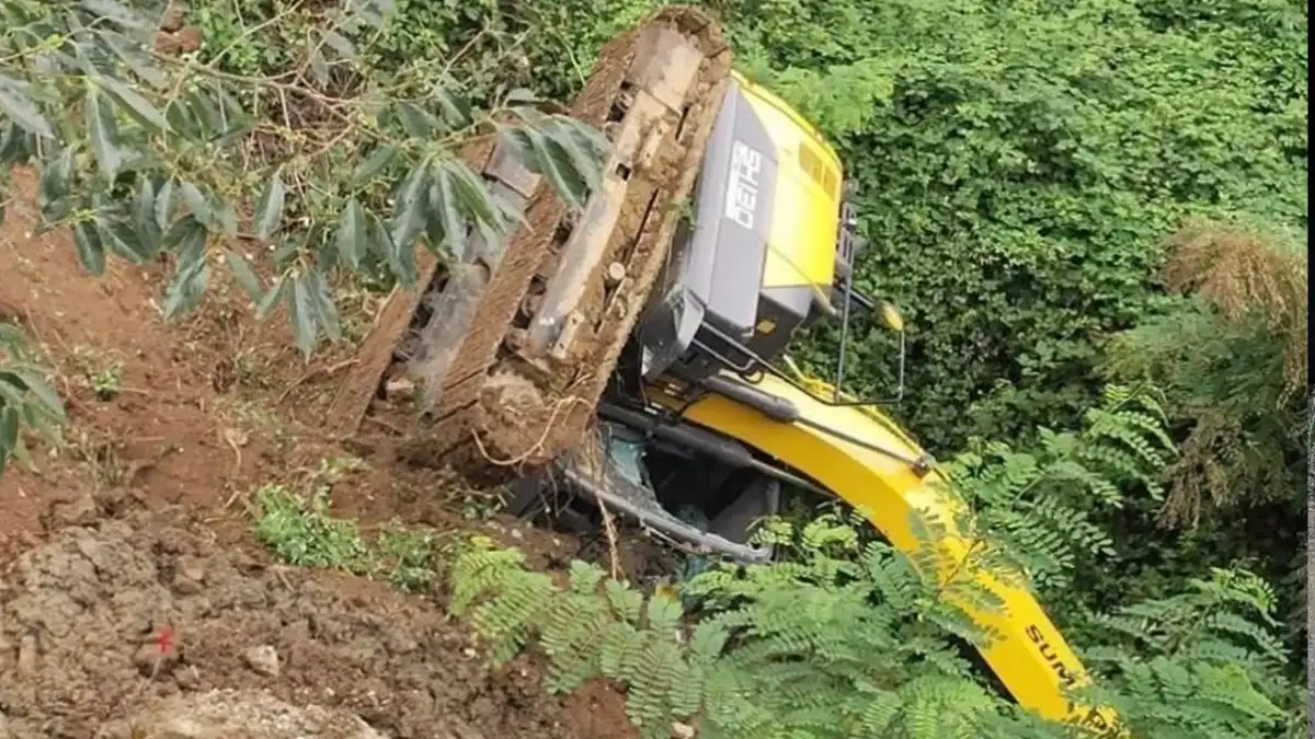 Trabzon'da  iş makinesi uçuruma yuvarlandı