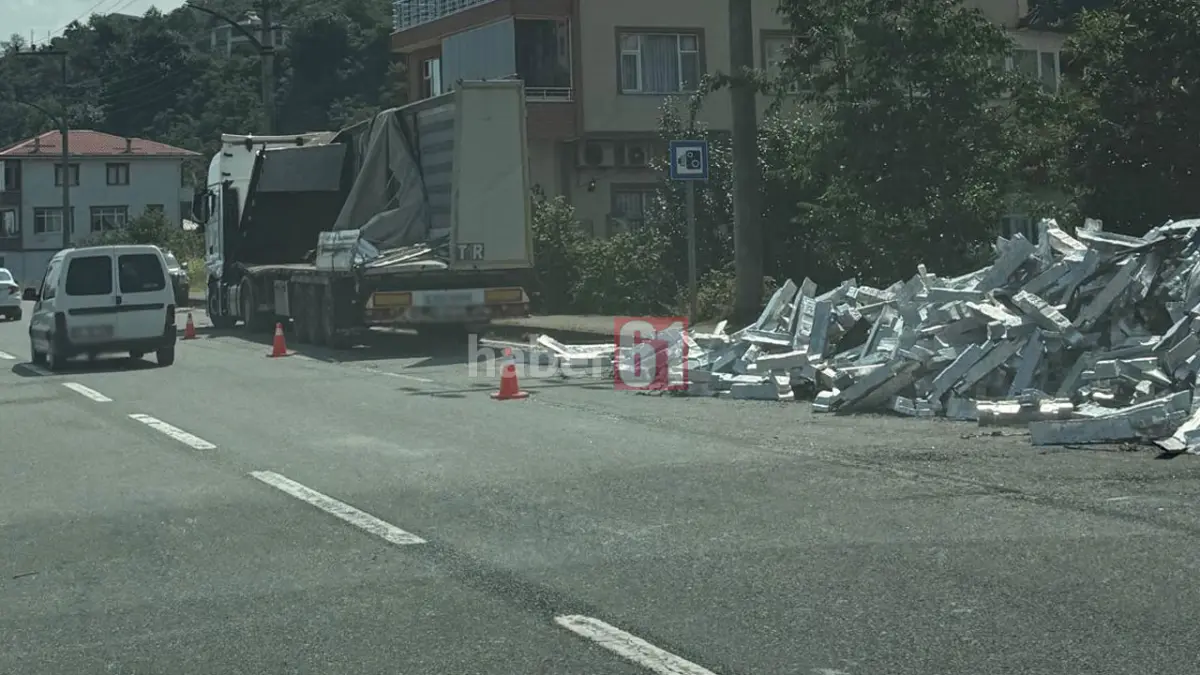 Trabzon'da kamyon dorsesi yola saçıldı! Yol kilitlendi