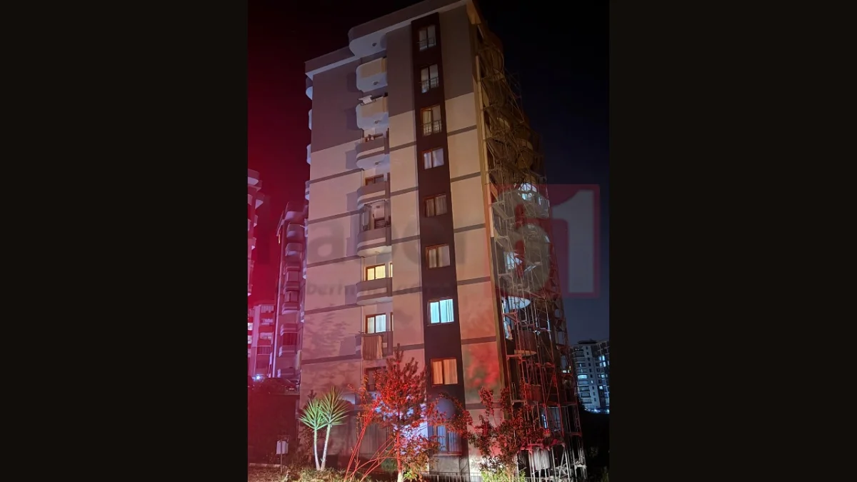 Trabzon’da korku dolu anlar! Parasını alamayan işçiler çatıya çıktı