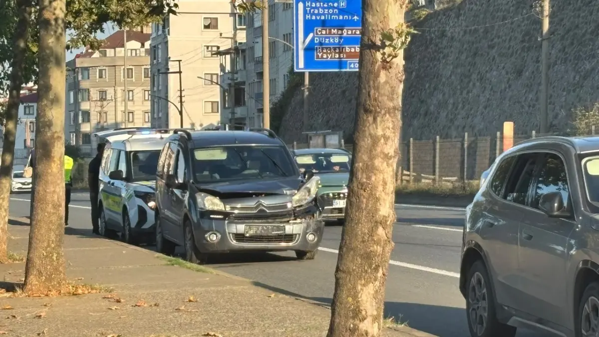 Trabzon’da  korkutan kaza! İki araç birbirine girdi