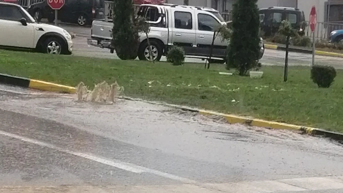 Trabzon’da rögar patladı! Yol su içinde kaldı