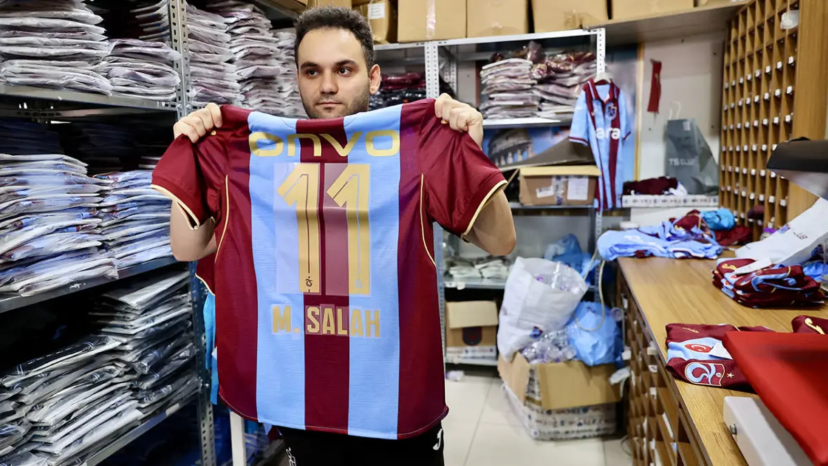 Trabzon'da Salah çılgınlığı! Formalara ilk isim yazıldı