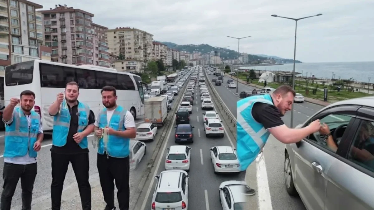 Trabzon’da trafik çilesine ilginç protesto! Sürücülere tespih dağıttılar