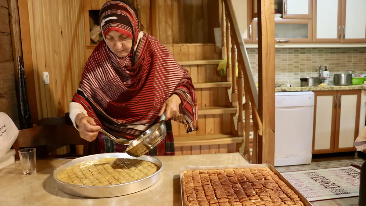 Trabzon’da unutulmaya yüz tutan mısır unlu baklava yeniden yapılıyor