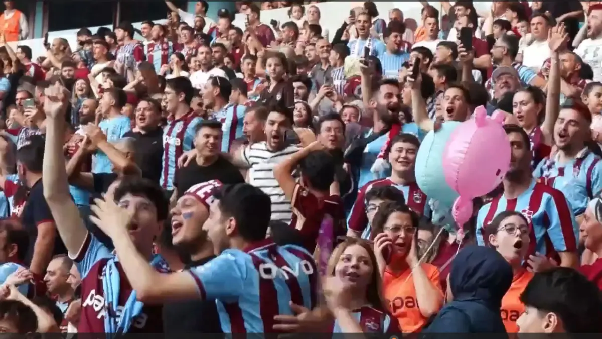 Trabzonspor taraftarı Papara Park’ta Salah heyecanı yaşıyor
