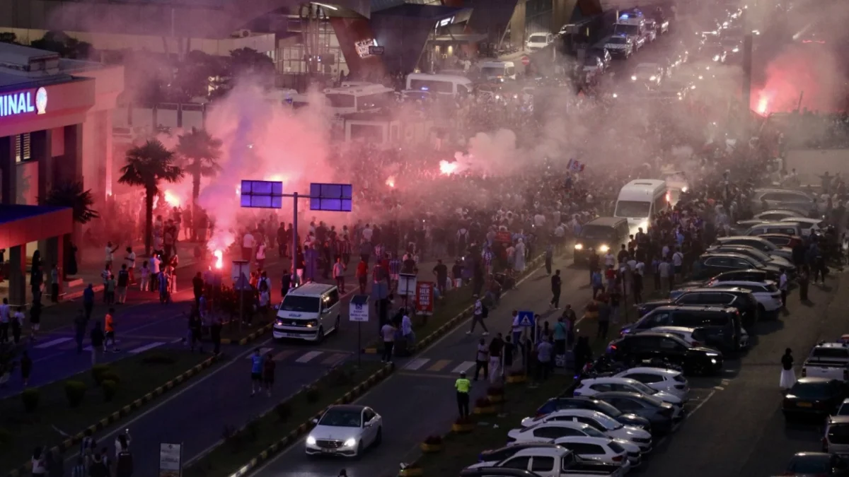 Trabzonspor taraftarı Salah için Trabzon Havalimanı’na akın etti! Mahşeri kalabalık