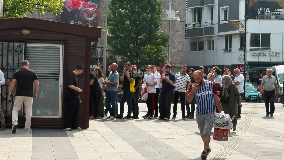 Trabzonspor taraftarı uyanır uyanmaz oraya koştu! Salah çılgınlığı erkenden başladı