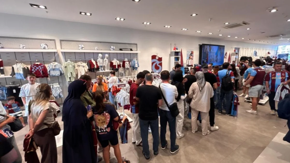 Trabzonspor’da Salah çılgınlığı! TS Club mağazalarında uzun kuyruklar