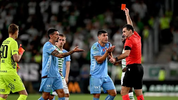 Trabzonspor’un Ferencvaros maçı hakemine sert tepki "Kontrolü kaybetti"