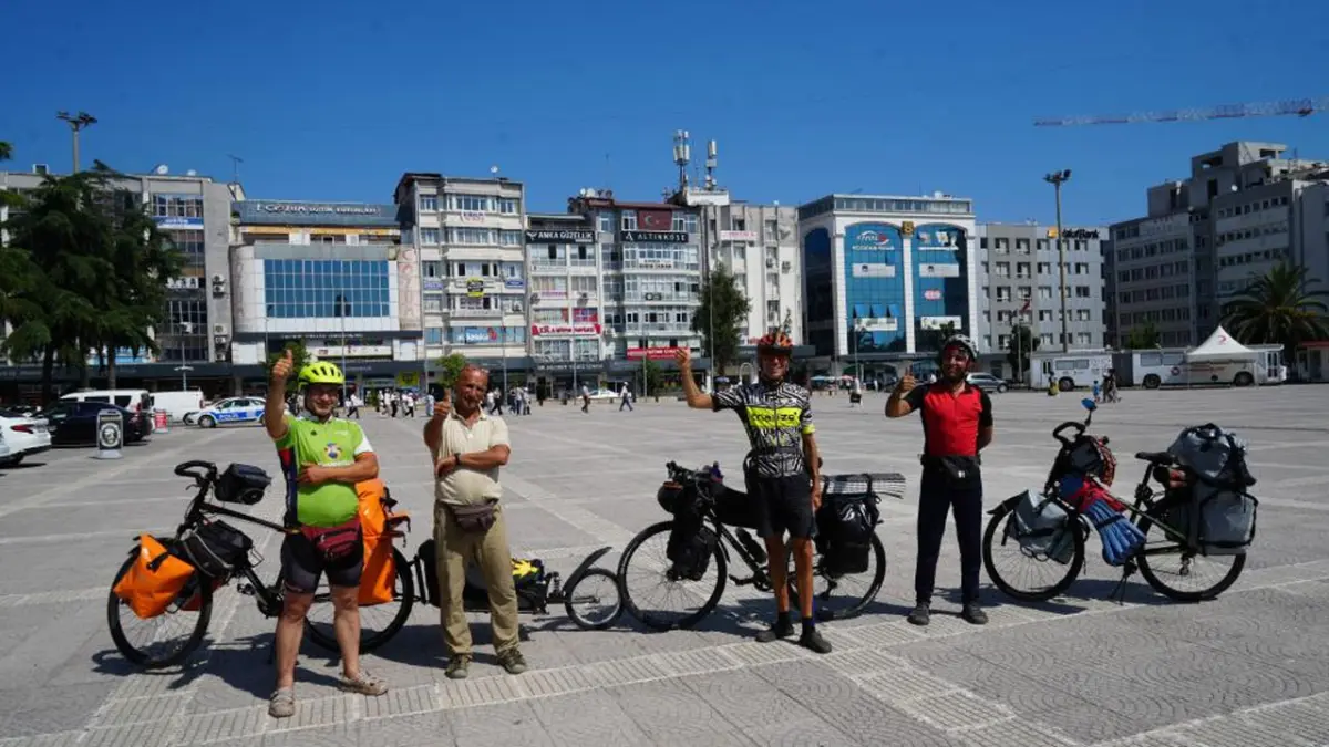 Trabzon'u bisikletle geçen turistler Türk misafirperverliğine hayran kaldı
