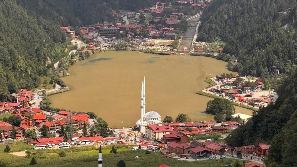 Uzungöl, şiddetli yağışların ardından kahverengiye büründü