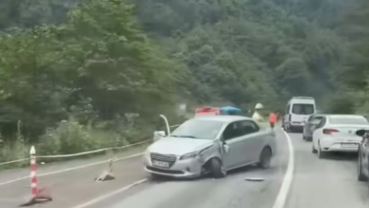 Uzungöl yolunda kaza! İki araç çarpıştı, yaralılar var