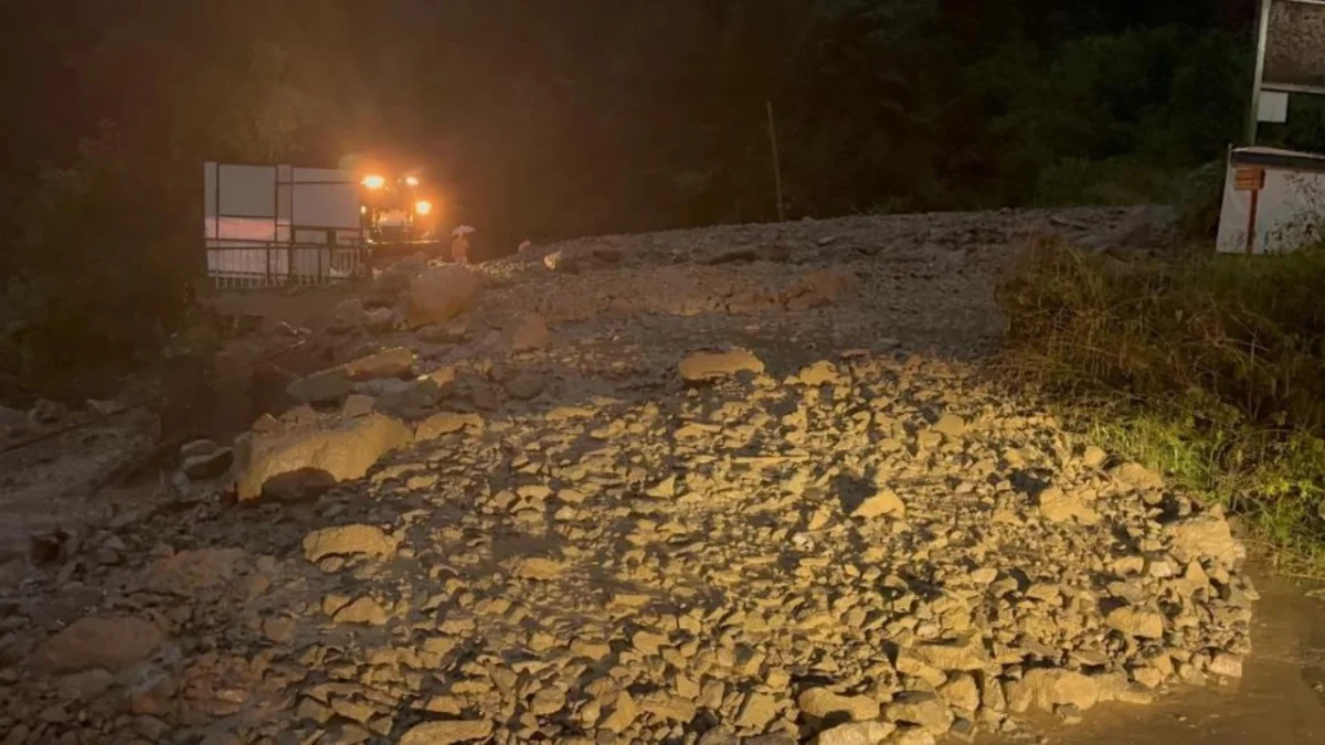 Uzungöl’de sağanak dehşeti! Yol kapandı, vatandaşlar mahsur kaldı