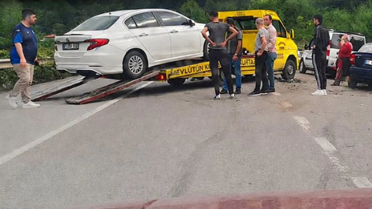 Vakfıkebir’de korkutan kaza! Araçta maddi hasar oluştu
