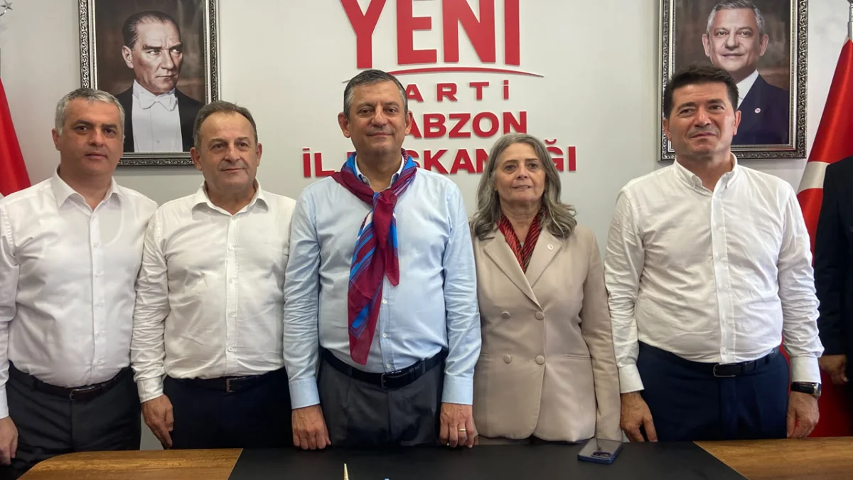 YENİ Parti Genel Başkanı Özgür Özel, Trabzon’da il ve ilçe başkanlıklarını ziyaret etti