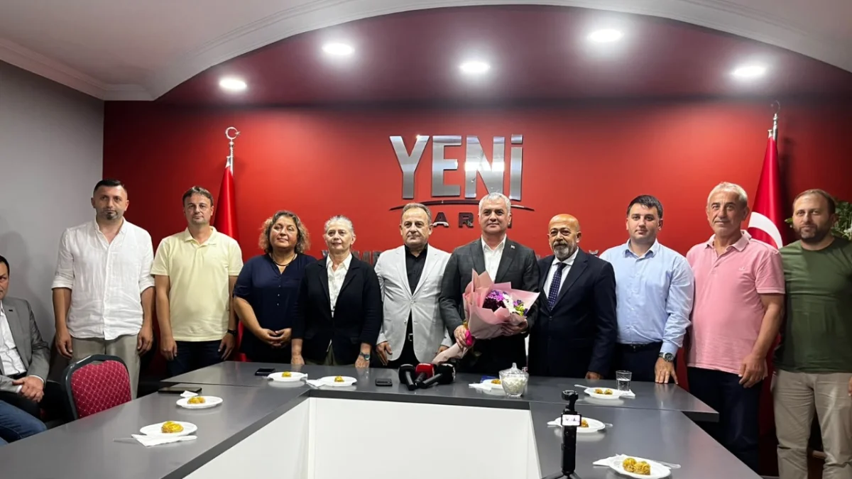 Yomra Belediye Başkanı Mustafa Bıyık’a Yeni Parti rozeti takıldı