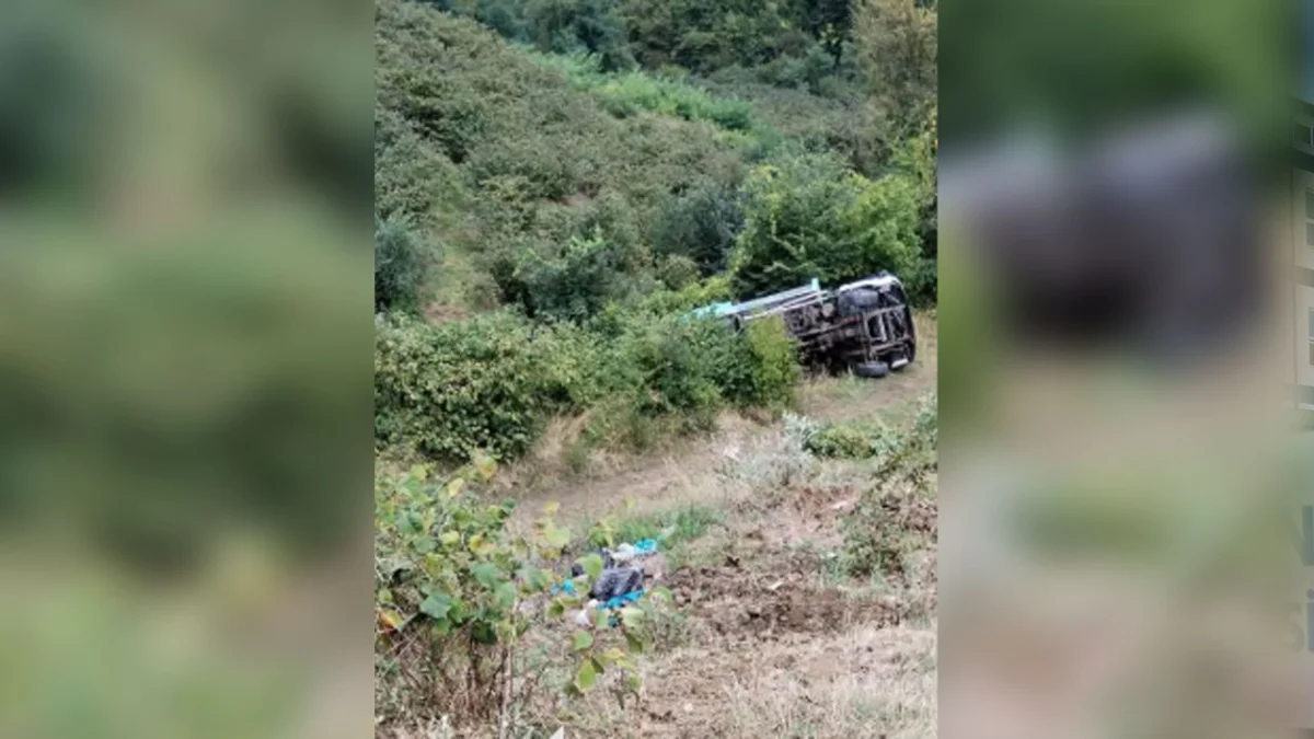 Akçaabat’ta çöp kamyonu devrildi: 3 personel kurtuldu