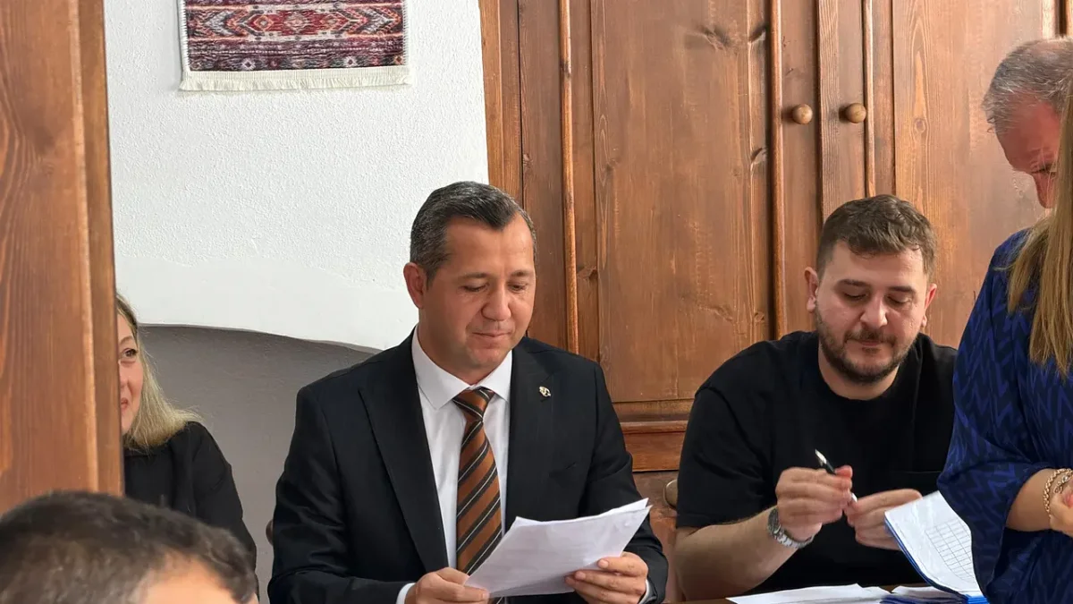 Alaçam’da meclis bu kez Kitap Kafe’de toplandı