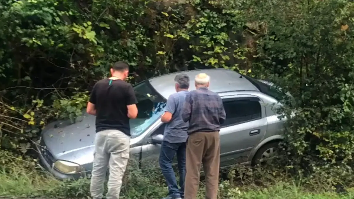 Araklı'da feci kaza! Yol kenarına savruldu