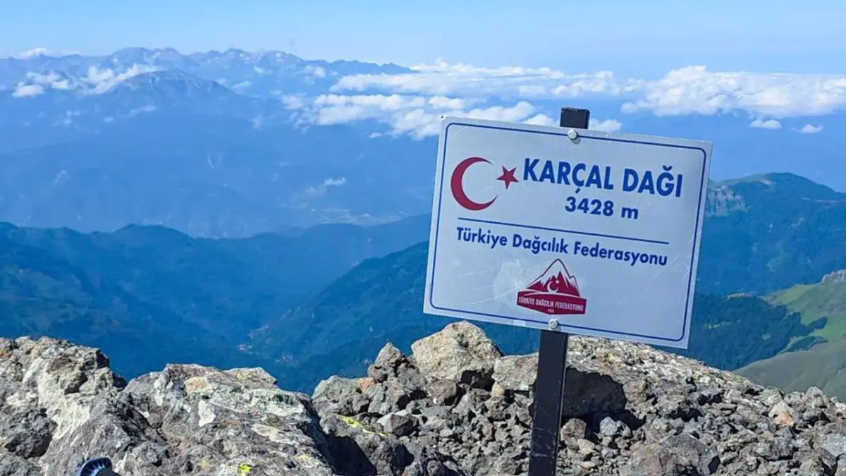 Artvin’de 3 bin 428 rakımlı karçal dağı havadan görüntülendi