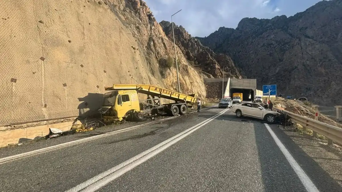 Artvin’de kamyonla otomobil çarpıştı: Sürücü hayatını kaybetti