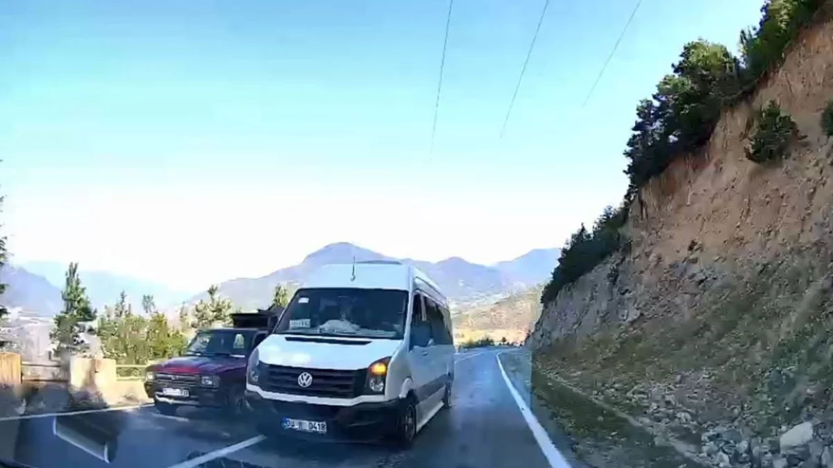 Artvin’de yolcu minibüsünün hatalı sollaması kamerada