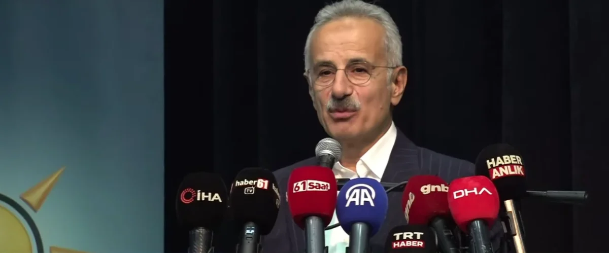 Bakan Uraloğlu canlı yayında yaşanan imza krizinin perde arkasını Trabzon'da anlattı: "Sandalyeler yeniden çekildi"