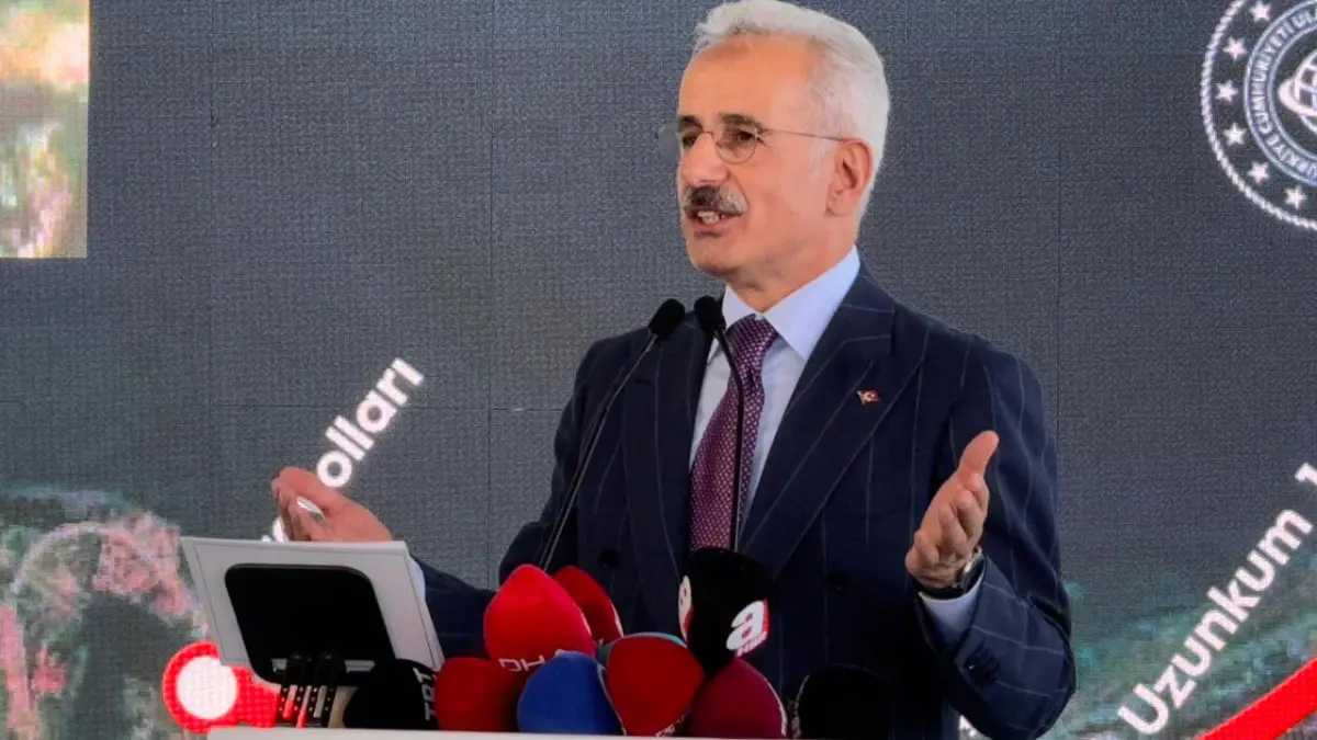 Bakan Uraloğlu Trabzon'da açıkladı: “Güzergâhın tamamı 26 dakikada kat edilecek, 150 bin kişiye hizmet verecek”