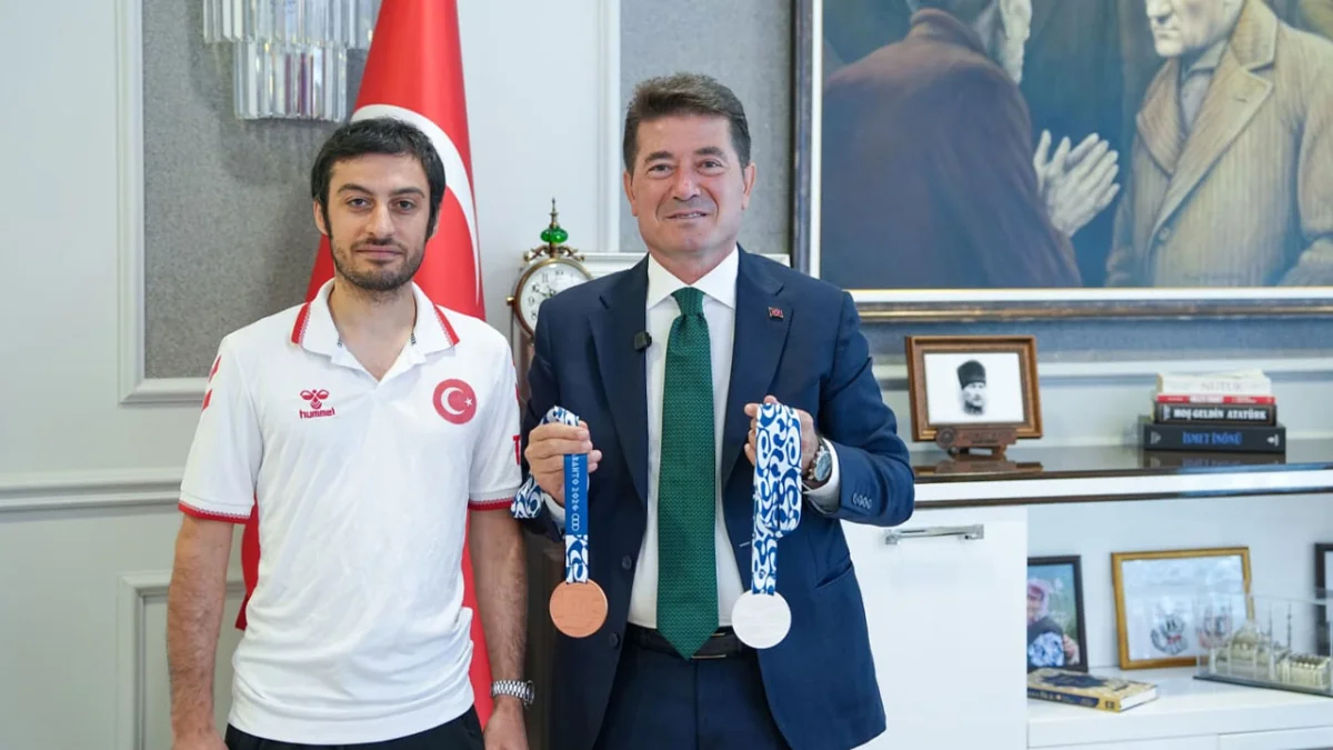 Başkan Kaya, Akdeniz Oyunları’ndan madalyalarla dönen Selimzade’yi ağırladı