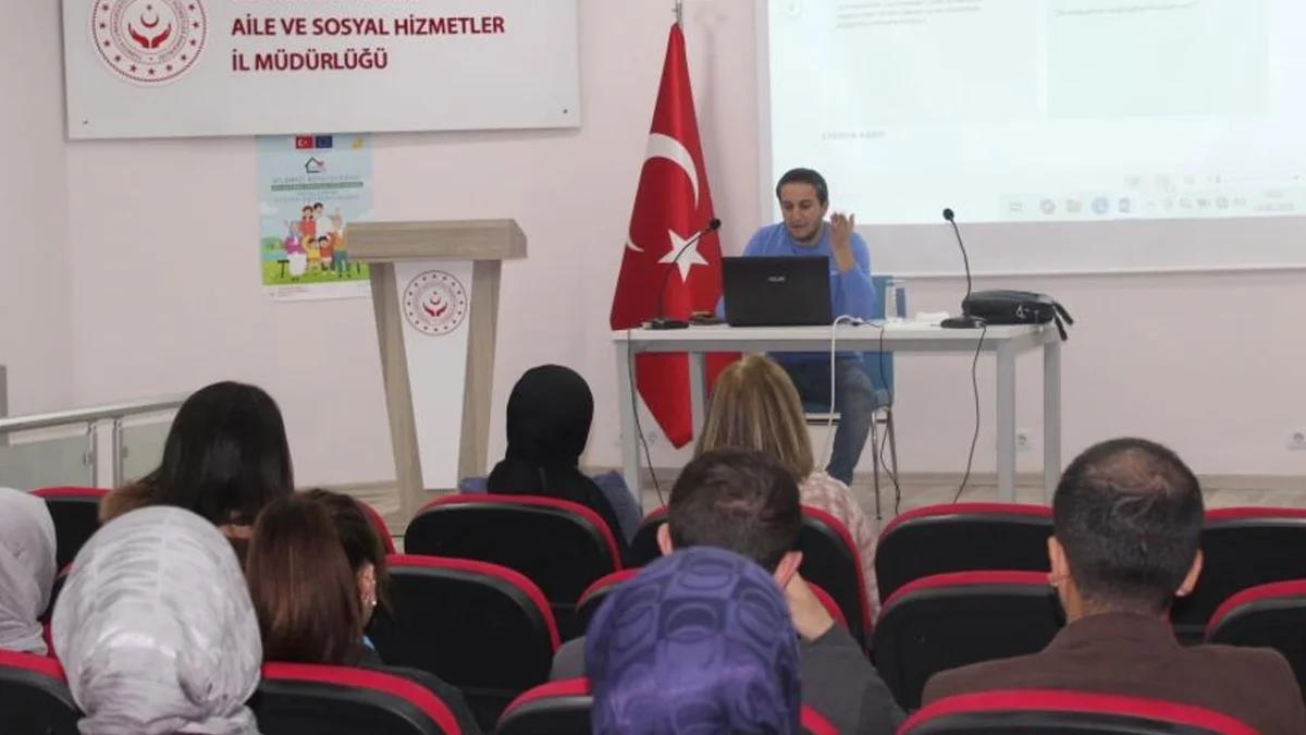 Bayburt’ta aile eğitimine yönelik personele eğitim verildi
