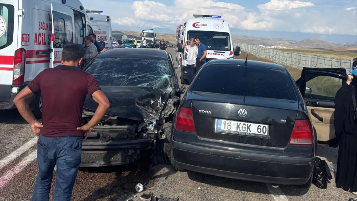 Bayburt’ta 3 aracın karıştığı kazada 9 kişi yaralandı