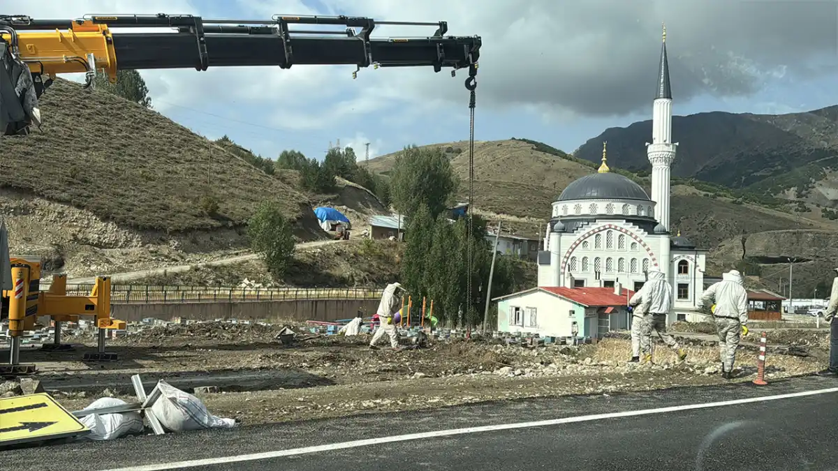 Bayburt’ta arı kovanı yüklü tır çukura devrildi