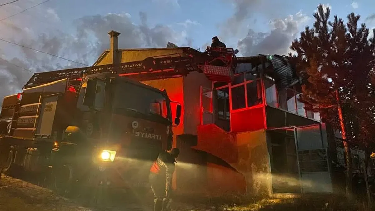 Bayburt’ta evin çatısında korkutan yangın!