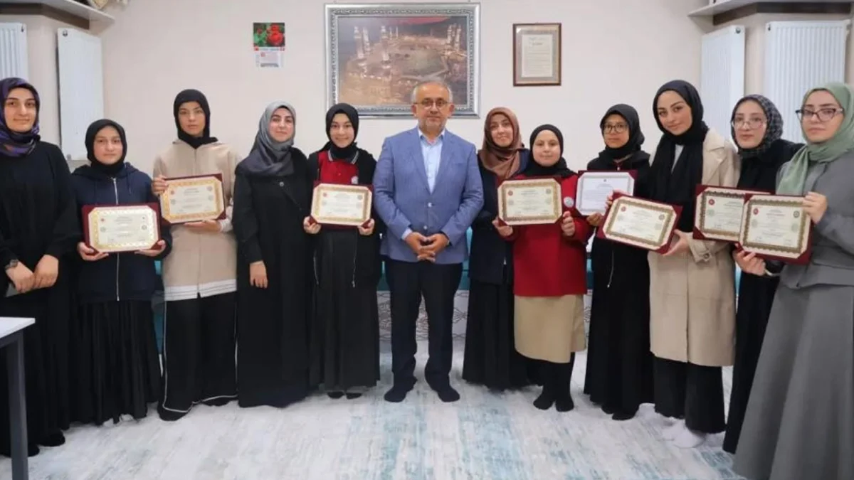 Bayburt’ta hafızlığını tamamlayan öğrencilere belgeleri verildi