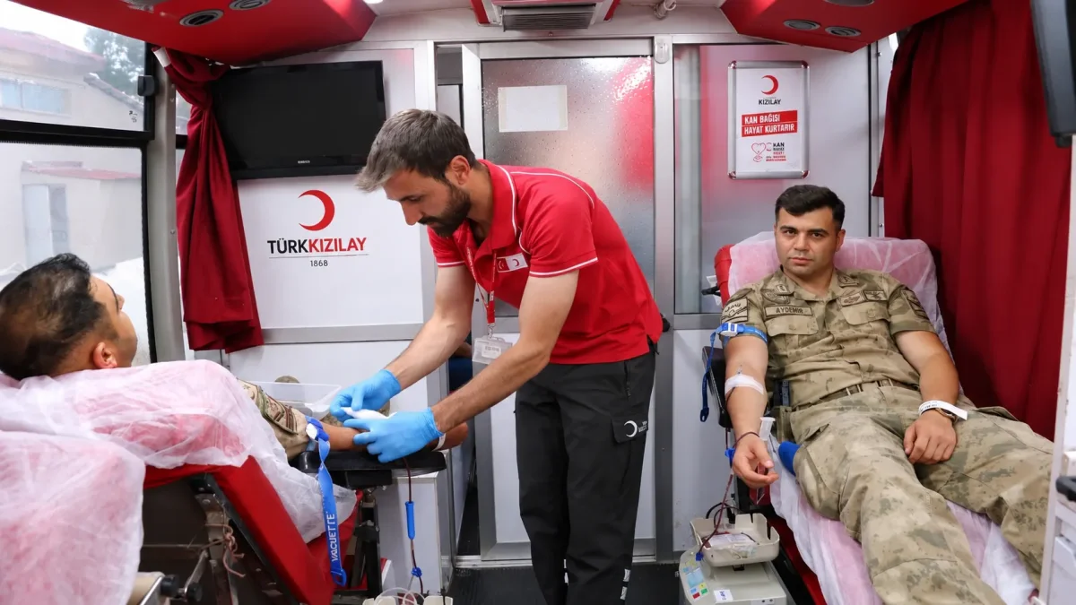 Bayburt’ta jandarma personelinden kan bağışına destek