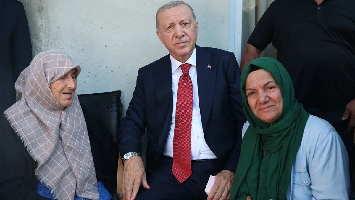 Cumhurbaşkanı Erdoğan Rize’de komşularını ziyaret etti