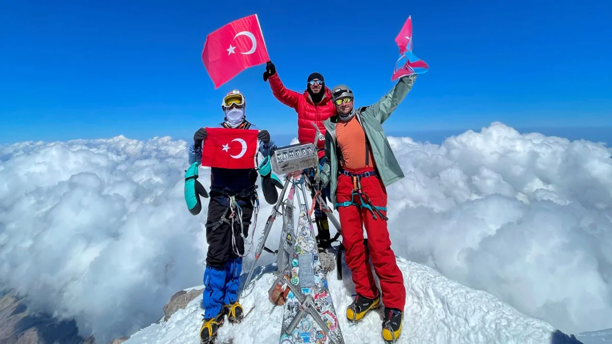 Elbruz Zirvesi’nde Türk ve Trabzonspor bayrakları dalgalandı