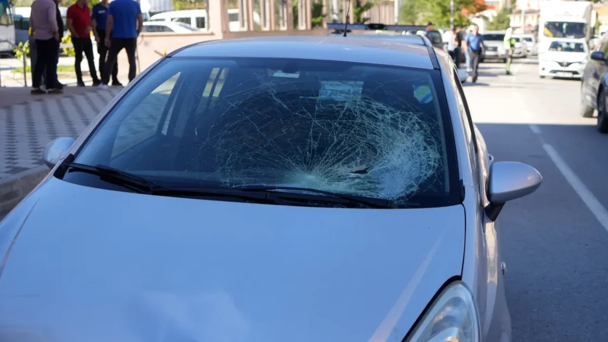 Gümüşhane’de yolun karşısına geçerken otomobilin çarptığı yaya yaralandı