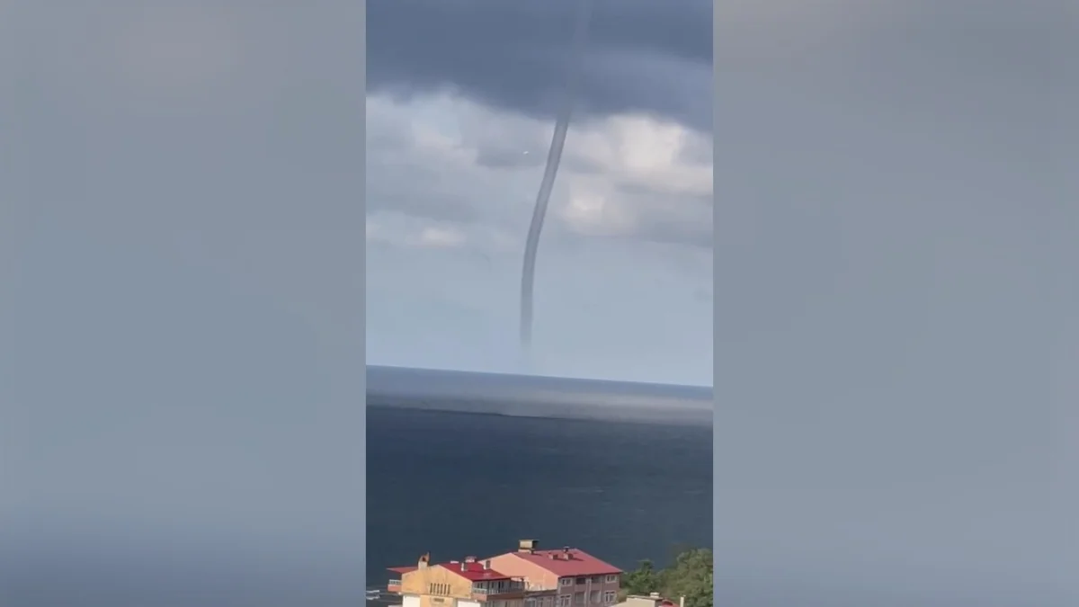 Karadeniz’de korkutan görüntü! Deniz üzerinde hortum oluştu