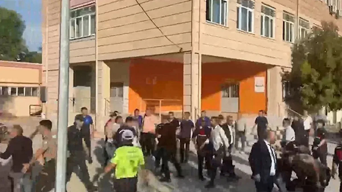 Manisa’da lise yakınında silahlı saldırı: 8 kişi etkilendi