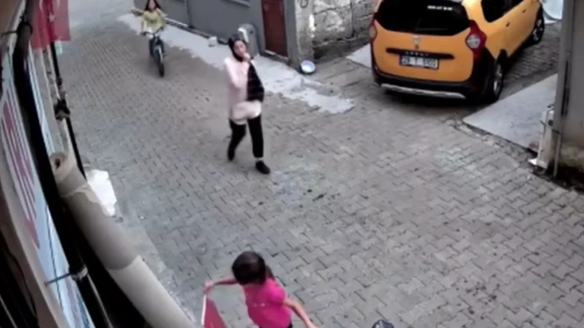 Minik Nehir’den örnek davranış! Yere düşen bayrağı öpüp yükseğe kaldırdı