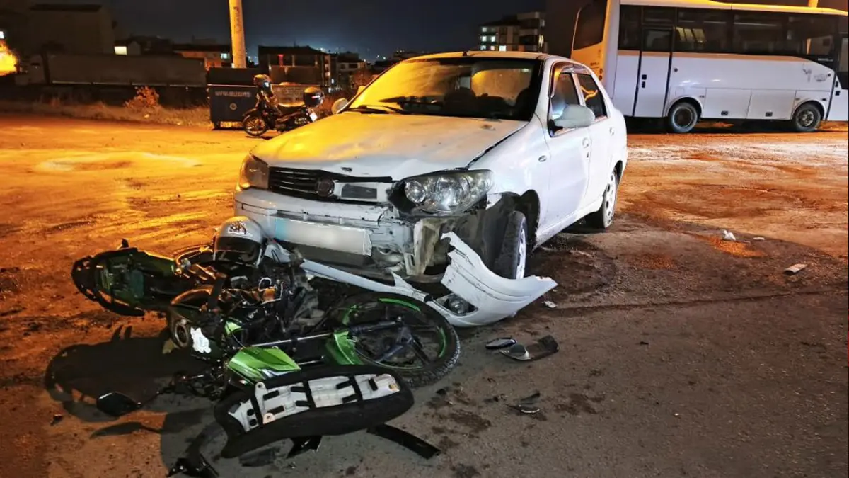 Otomobil ile motosiklet çarpıştı: 3 kişi yaralandı