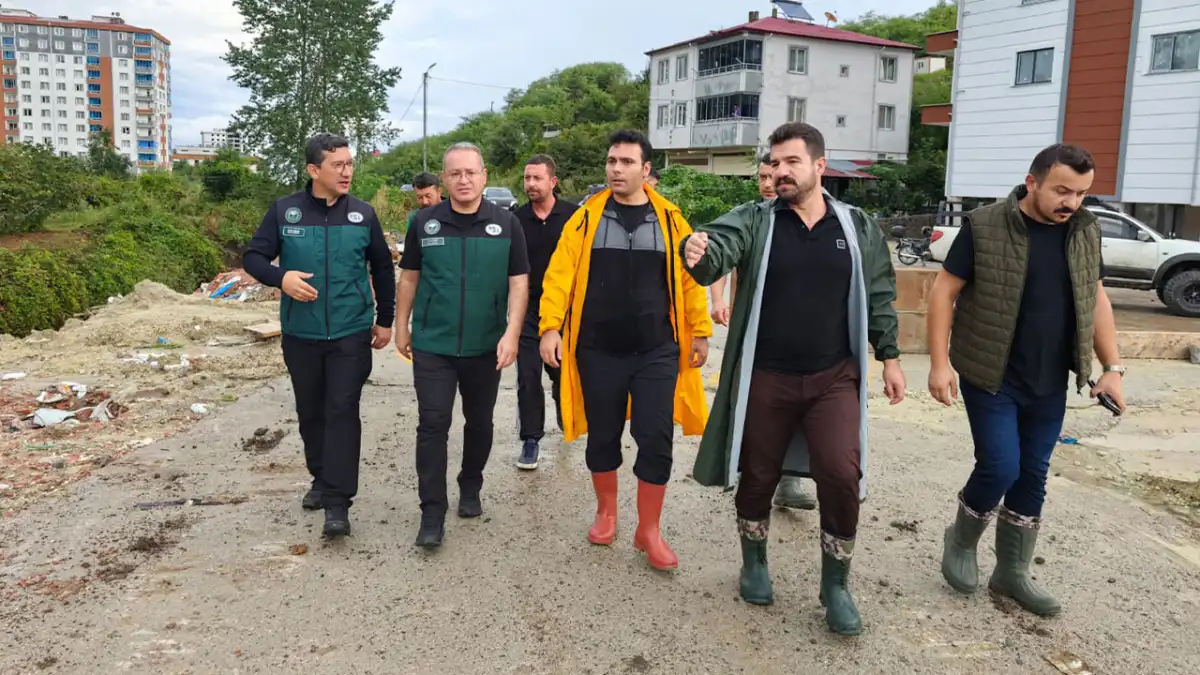 Piraziz’de şiddetli yağış mahalle yollarında hasara yol açtı