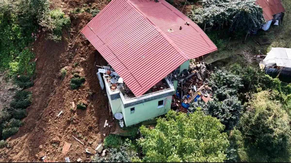 Rize’de heyelan eve vurdu: 6 kişilik aile pencereden kurtarıldı