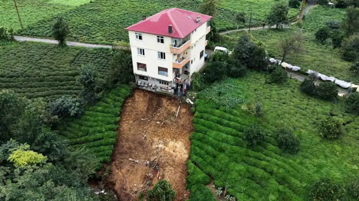 Rize’de heyelan paniği! 3 katlı evin altındaki toprak koptu