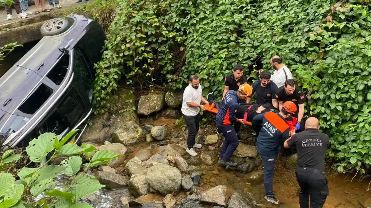 Rize’de otomobil dereye devrildi: 6 yaralı
